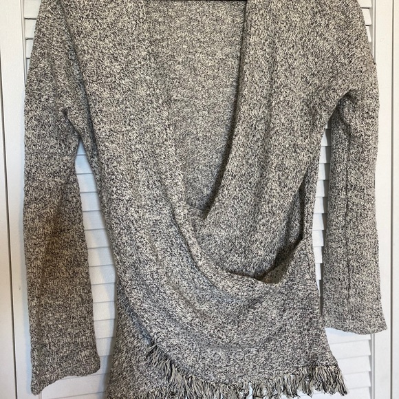 Scoop neck sweater with fray at the bottom 🤍 - Picture 1 of 5